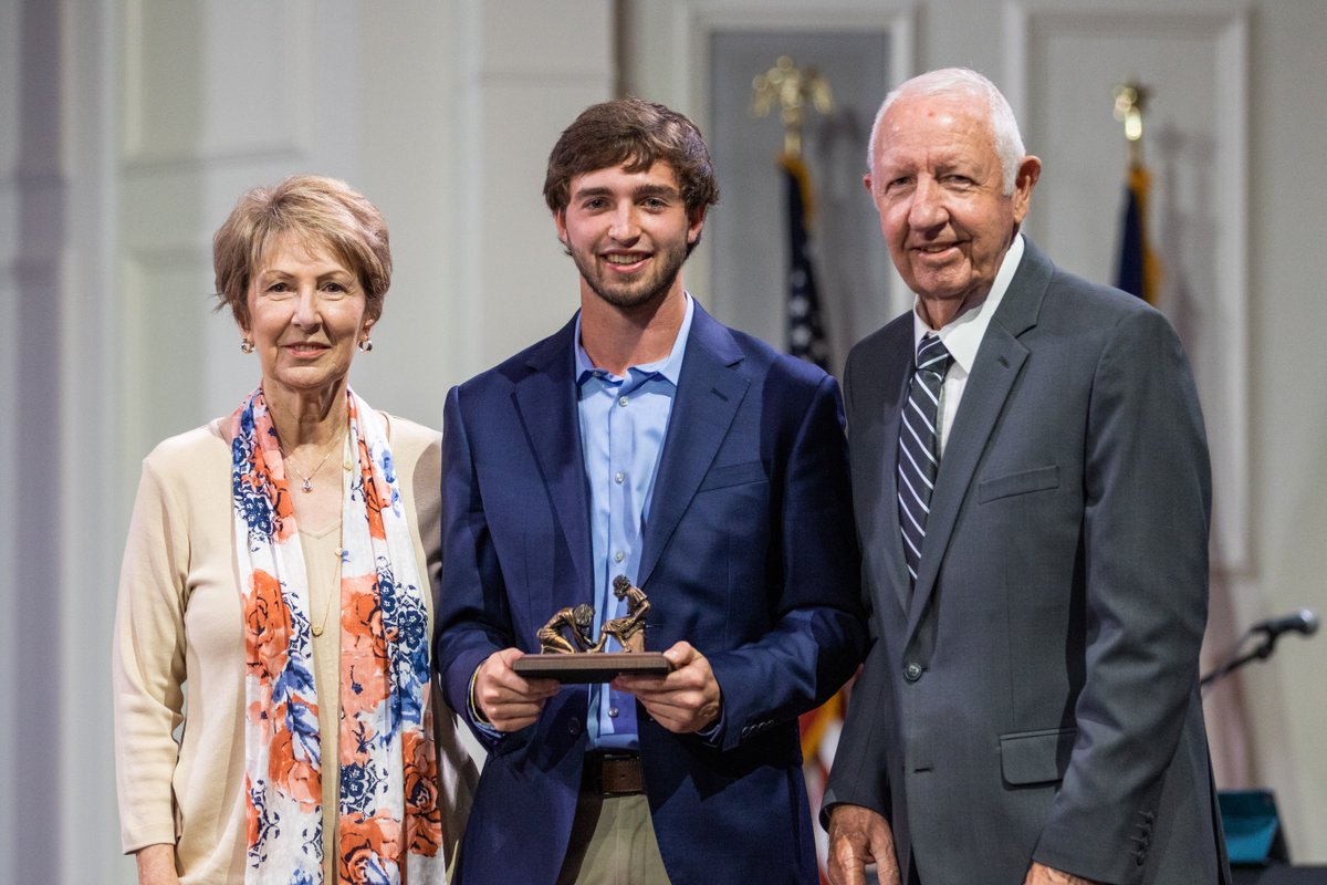 ETBU junior Leah Akridge from Lufkin, Texas, and senior Christian Phillips from Murphy, Texas, were honored yesterday morning with the Bob and Gayle Riley Servant Leadership Award. Read more at bit.ly/3FmAlu6. #ETBUNews