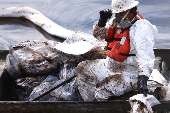 Authorities Race To Contain California Oil Spill Amid Concerns Over Speed Of Response 

Cleanup crews and environmental authorities are racing to contain the devastation linked to as new concerns emerge over how the leak was... | rocketnews.com/2021/10/author…