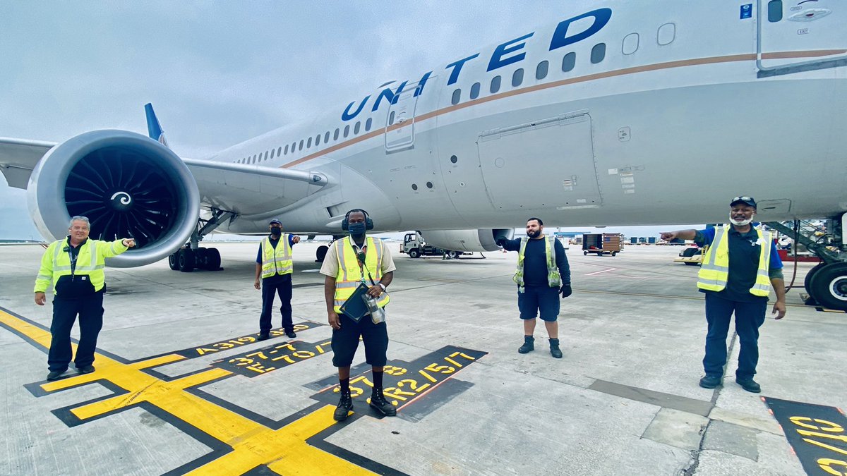 #MomentsThatMatter after 23 years of amazing service O’Hare LDRSM Calvin Morgan is transferring to TPA. Team TPA you are receiving a gem 💎 #VinceDiaz <a href="/weareunited/">We Are United</a>