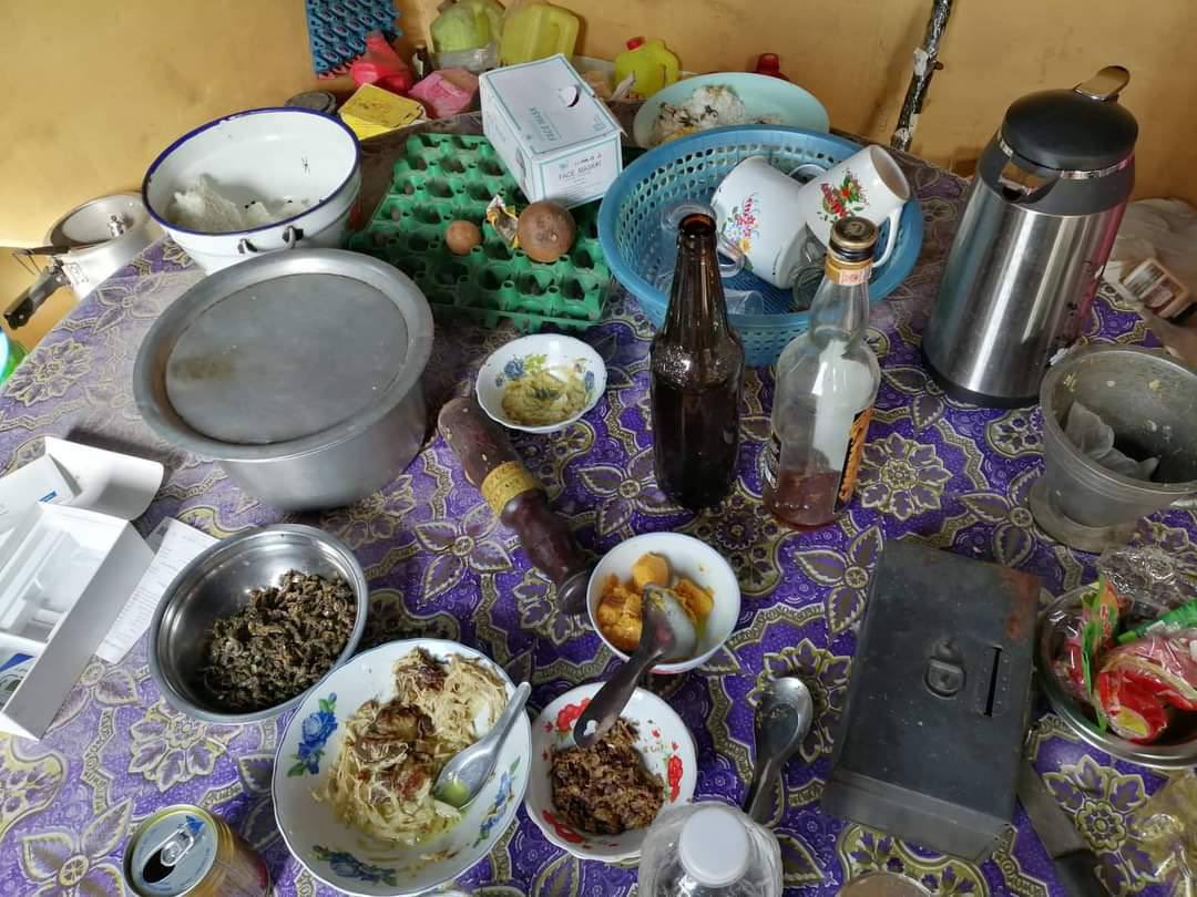2021Revtweets's tweet photo. Military Junta camped at Chaunggwa village on Kale-GantGaw Road in southern Kale, Sagaing Region last night, eating civilians’ food, rummaging &amp; vandalizing properties and looting 3 motorbikes, stuffs &amp; 7lakhs.
#Oct5Coup
#WhatsHappeningInMyanmar https://t.co/otx9Z1jVle