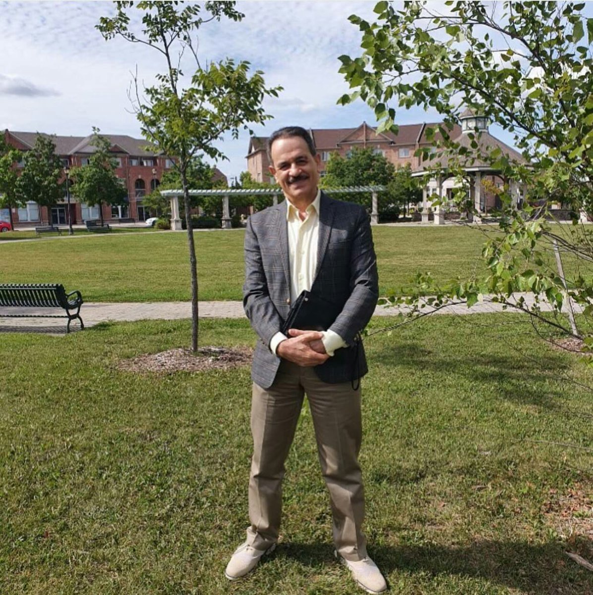 روزجهانی معلم 
۱۳مهر (۵اکتبر)گرامی باد
اندیشه‌ام از تو سبز و آباد شده
از جهل وغم این فکرتم آزاد شده
در مکتب پاک و شاد استاد ببین
غم رفته زجانم ودلم شاد شده
عرض تبریک خدمت 
#استادمحمدعلی_طاهری
استادعشق ومعرفت
#Taheri_Movement 
#poetry