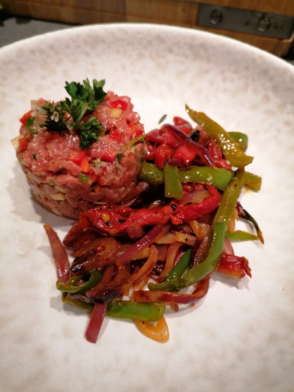 et_tradition's tweet photo. Bienvenue à ✨Christopher Humbert✨
🐄🌶 Tartare de veau façon Axoa 🐄🌶
https://t.co/jWhk7Qn6AW
#CuisineMaison #Gastronomie #Partage #Recette #Recettes #recettefacile #recetterapide #recettedelasemaine #recettemaison #recettefaitmaison #LesRecettesDeChristopher #Tartare #Axoa https://t.co/Gis71PdSjd