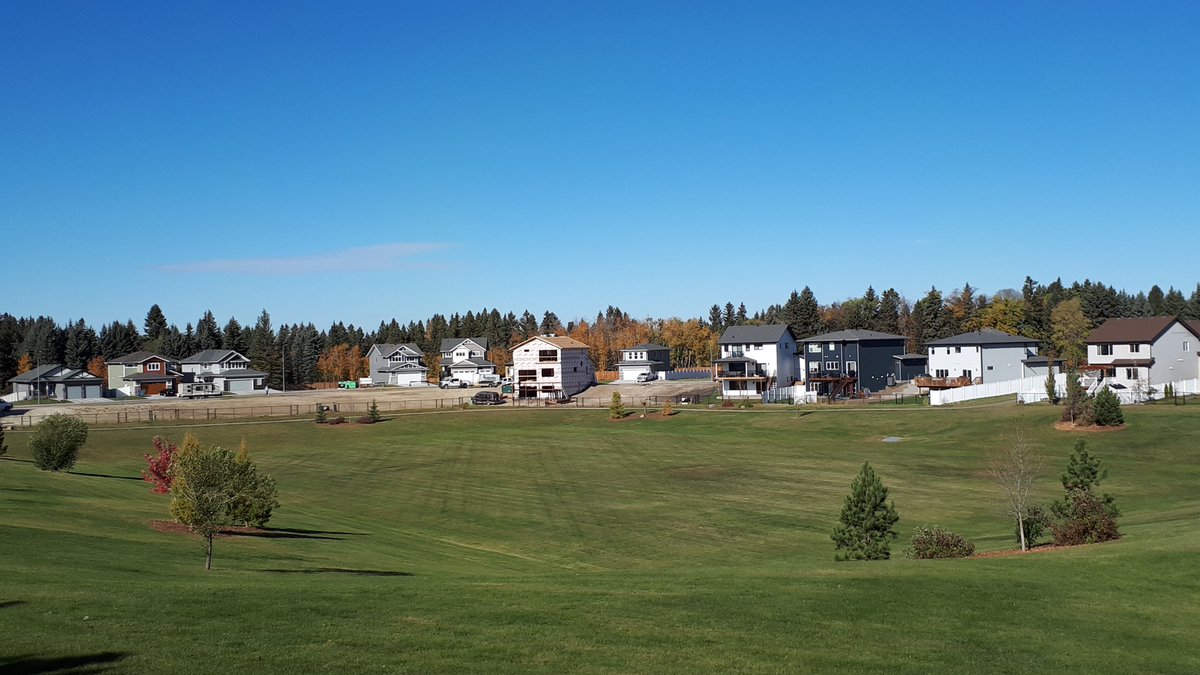 laebonhomes's tweet image. Good morning from #Timberstone 🏡 Talk about a primary suite with a view. New homes in Timberstone either back onto the trees or a large greenspace, home sites are still available – Find your perfect fit today!
