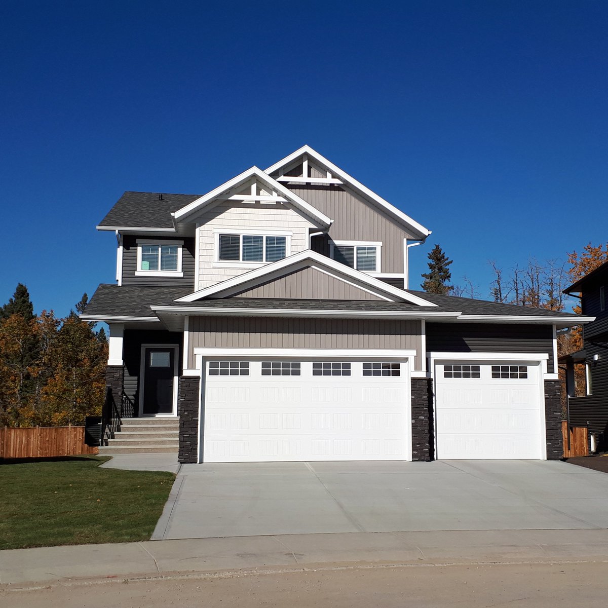 laebonhomes's tweet image. Good morning from #Timberstone 🏡 Talk about a primary suite with a view. New homes in Timberstone either back onto the trees or a large greenspace, home sites are still available – Find your perfect fit today!