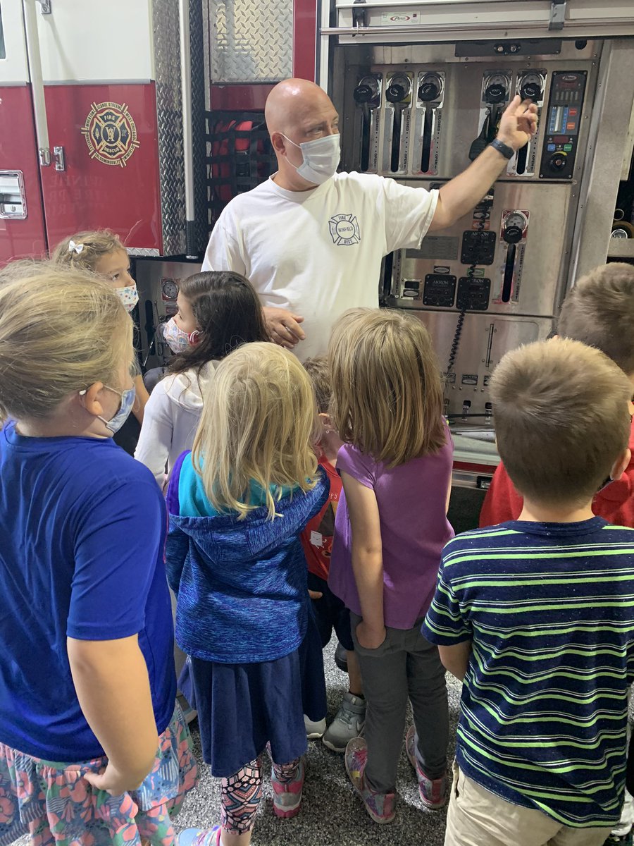 KateCyrus8's tweet photo. Learning about fire truck equipment. 🚒 #winfield34 https://t.co/o3sufaLlzQ