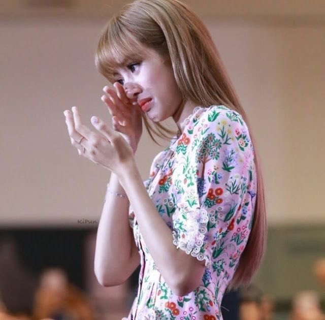 MEWZZ_pm's tweet image. อยู่ทางนั้นอย่างอแง ให้อีป้าโบเห็นนะลูก สู้มัน พวกพี่จะสู้ด้วย ✌🏼🤍🦋 #YGLetLisadoHerWork #LALISA