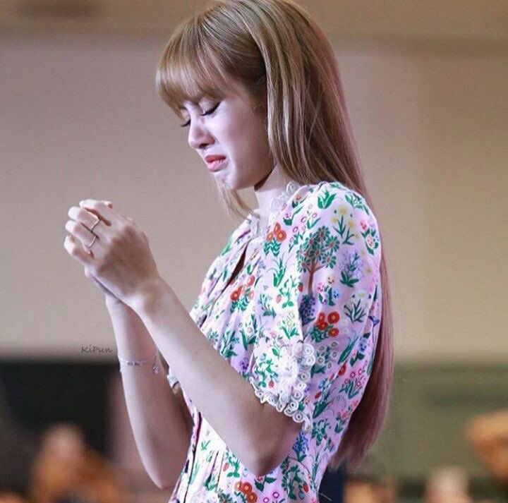 MEWZZ_pm's tweet image. อยู่ทางนั้นอย่างอแง ให้อีป้าโบเห็นนะลูก สู้มัน พวกพี่จะสู้ด้วย ✌🏼🤍🦋 #YGLetLisadoHerWork #LALISA