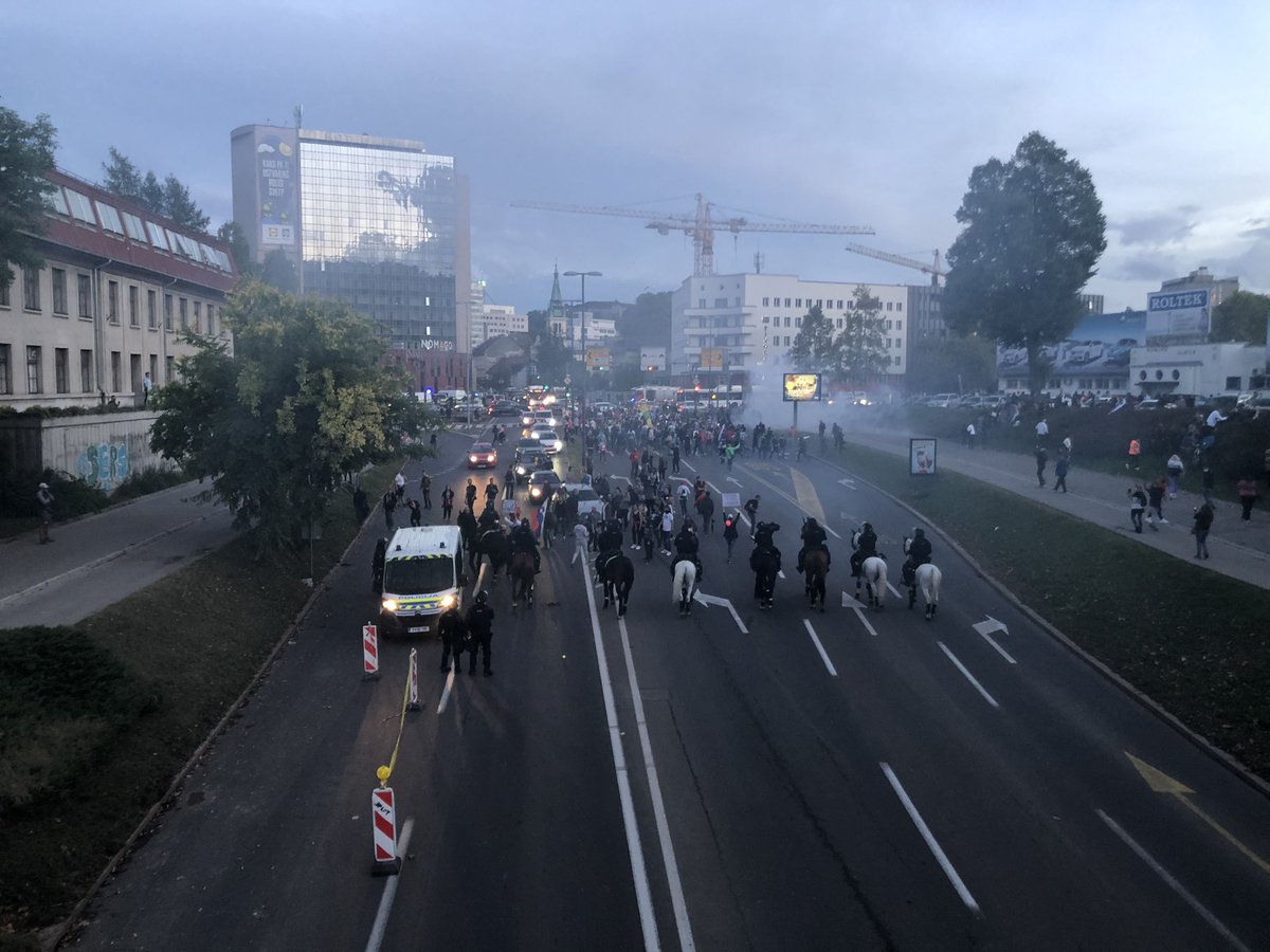 ljubljanainfo's tweet photo. Protesti so se sprevrgli v izgrede. https://t.co/oG742Hf7nK