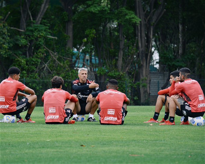 Crespo conversa com seus jogadores antes do clássico contra Santos. Foto: Erico Leonan / saopaulofc