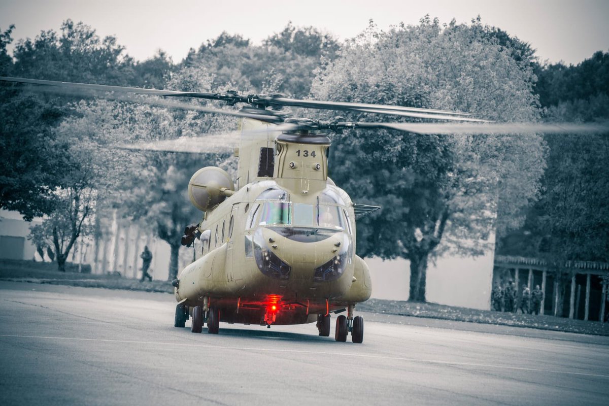 #RoyalBlackHawk2021 🚁
🤠De drôles d’indiens sont arrivés au régiment ! 5 hélicoptères américains AH-64 Apache se sont posés au quartier Ailleret hier soir. Le restant de la cavalerie (2 Chinooks et 2 Black Hawks) est arrivée aujourd’hui.
