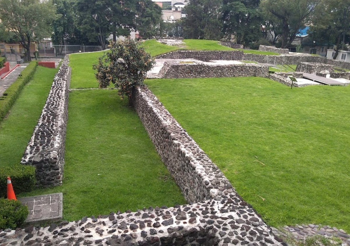 La Zona Arqueológica de Mixcoac, importante testigo de la vida prehispánica en la Cuenca de México, con evidencias de ocupación desde la época teotihuacana hasta la mexica. Se ubica en la calle Pirámide N° 7, a un costado del Centro Cultural La Pirámide, en <a href="/BJAlcaldia/">Alcaldía de Benito Juárez</a>