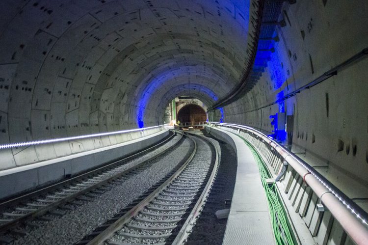camposrecio's tweet photo. Será exclusivo para la alta velocidad y comunicará las estaciones de Atocha y Chamartín mediante ancho estándar y sin paradas intermedias. La electrificación es de 25 Kilovoltios en corriente alterna. https://t.co/ZhY0AulWhD