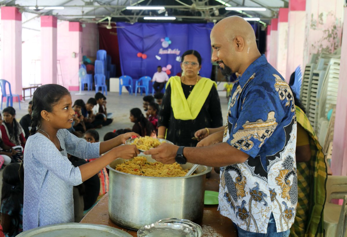 goodnessfdn's tweet photo. Our #founder and our team draws so much satisfaction whenever we watch children smiling when they have a delicious meal.We kicked off our Founders birthday celebration by providing food to our goodness kids under our #ProjectEgmore and loved watching the little children smile. https://t.co/JujAi9AAus