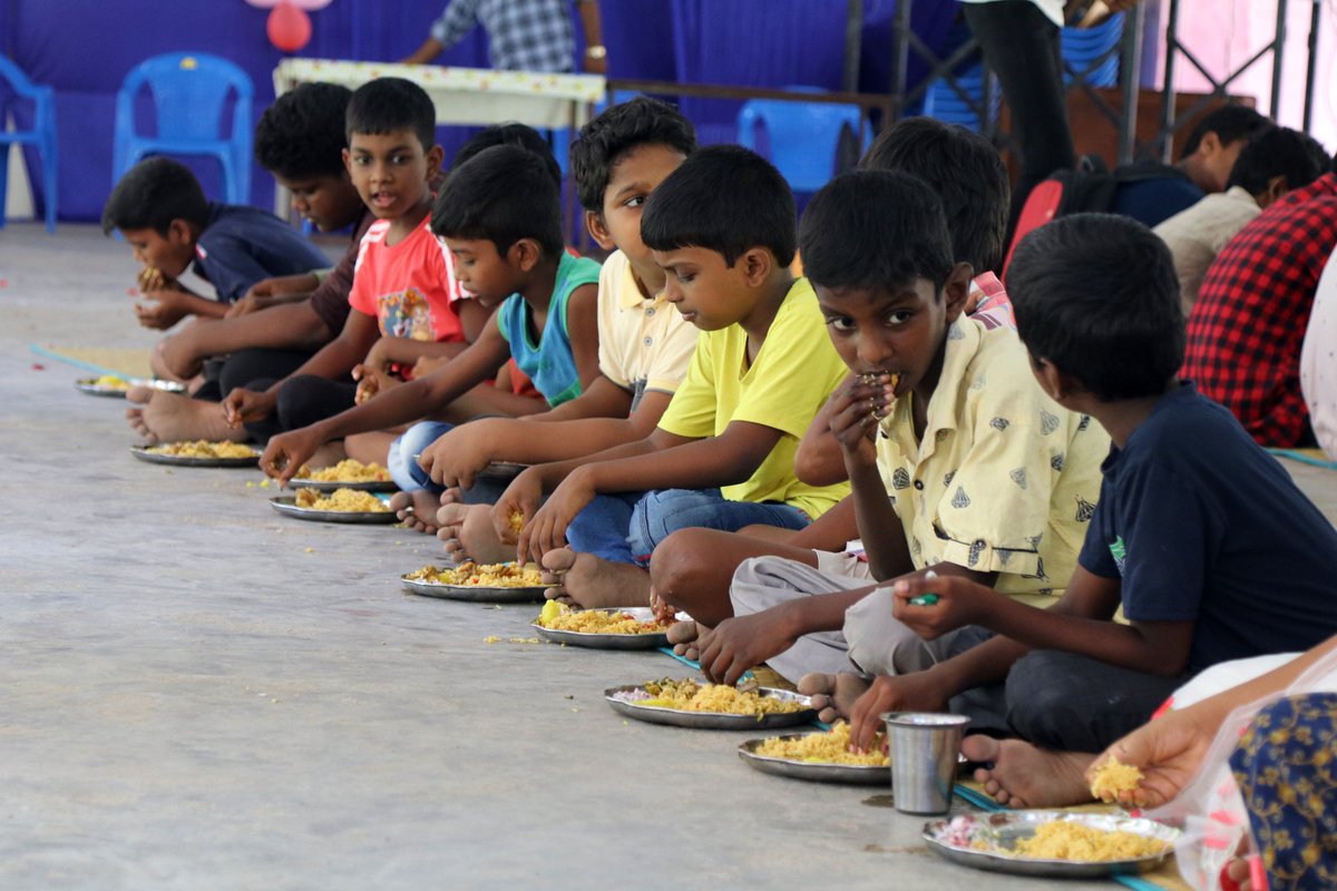 goodnessfdn's tweet photo. Our #founder and our team draws so much satisfaction whenever we watch children smiling when they have a delicious meal.We kicked off our Founders birthday celebration by providing food to our goodness kids under our #ProjectEgmore and loved watching the little children smile. https://t.co/JujAi9AAus