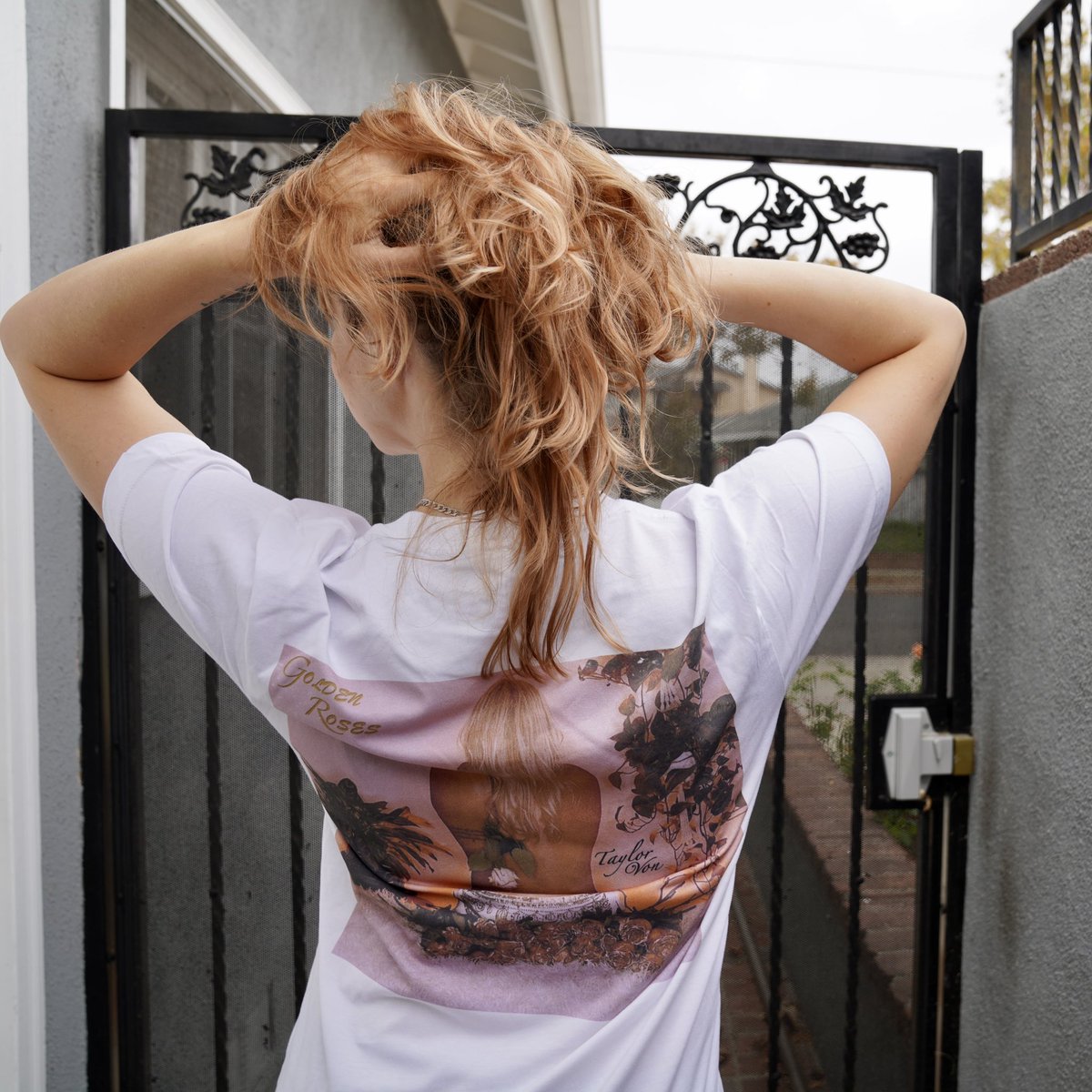 iamtaylorvon's tweet photo. My EP ‘Golden Roses’ Merch is here!! Hats, Tees, long sleeves ~ all the comfy fall 🍂things available at the link in my bio ! 🖤🖤 hope y’all enjoy 🥰 https://t.co/ULEPyt2JP0