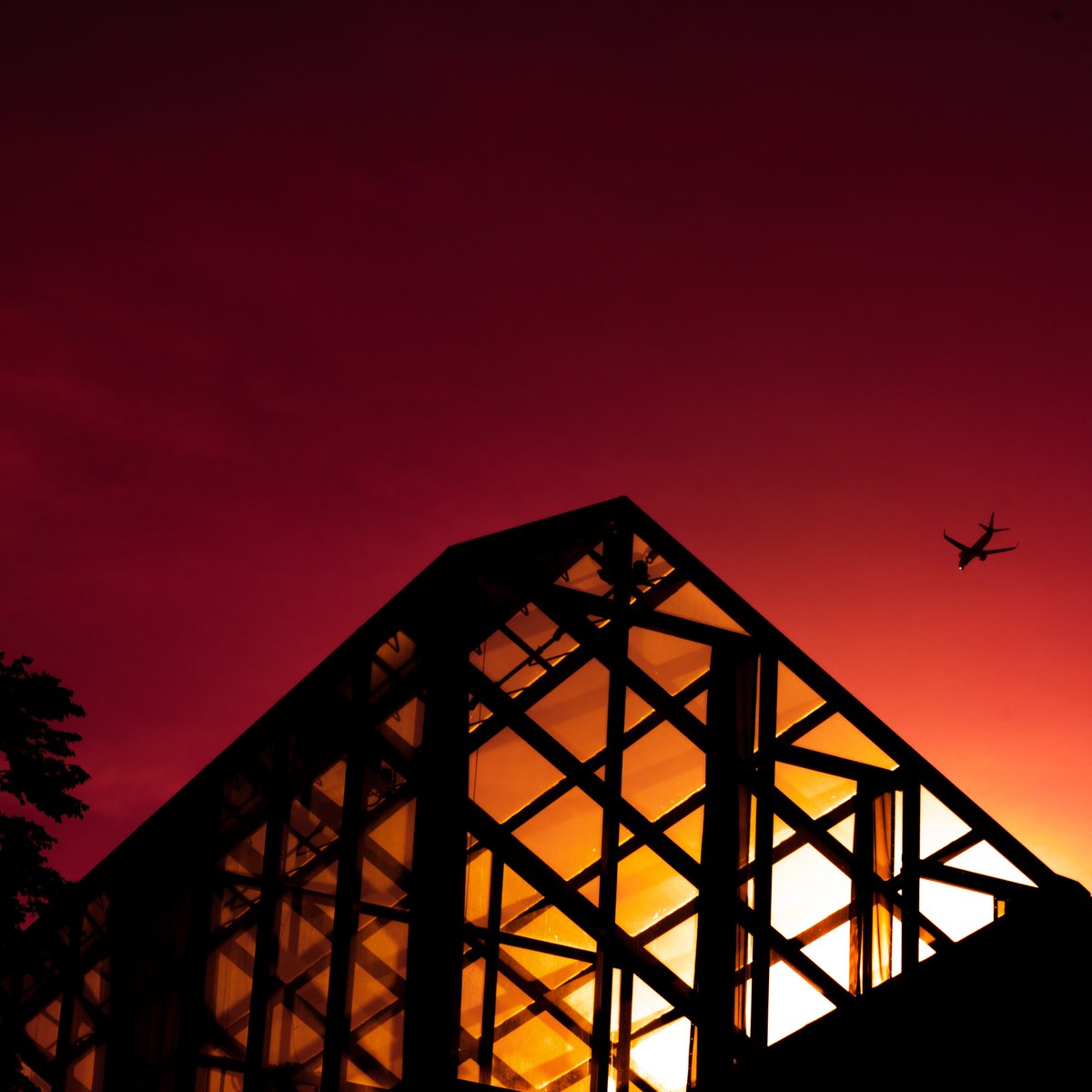 SEDRBASE's tweet image. In case you missed it: @ils3_ blessed us with a last reminder of summer with SEDR SNIPES VOL 2, featuring tracks from Koffee, Burna Boy, Vybz Kartel, &amp;amp; more. 

Now playing at: sedr.space/programs/sedr-…