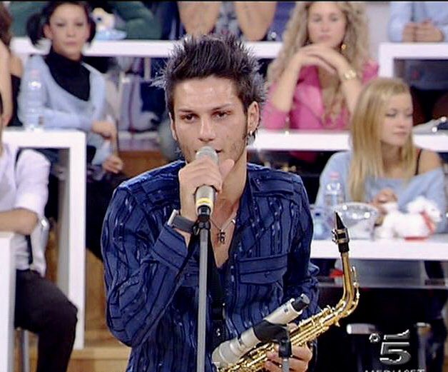 napoof's tweet photo. 13 anni da questo scatto,qst occhi bassi si aspettavano un gran bel “non sei stato ammesso”ma il destino ha voluto che intraprendessi qst cammino faticoso e gioioso allo stesso tempo.Grazie per essermi sempre accanto,grazie ad @amiciufficiale per aver dato questa opportunità.♥️ https://t.co/apcE1ld2Qj
