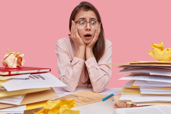 Дата выхода на работу после отпуска. Замученный психолог. Научный руководитель. Послеотпускной синдром Shutterstock. Стресс воспитателя.