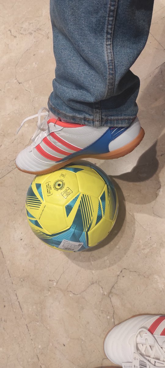Zarok_'s tweet photo. Un año y pico sin rodar esta maravilla, y retorno esta noche a la pista cubierta... ⚽🥺
Viejos hábitos, viejas costumbres, pero con la ilusión de un niño con botas nuevas... (literalmente 😅)
#LaNormalidad ⚽❤️ https://t.co/nhoGDHAOIb