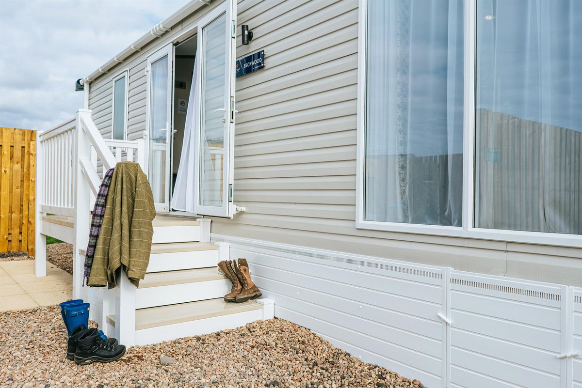 🍂 Last few remaining breaks available for the October Holidays - bit.ly/3izY28x including luxury lodges, hot tubs and caravan holidays.