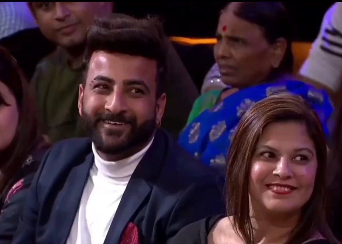 soulstranger64's tweet photo. From premiere night to grand finale.
Who knew we would get to see di and Baaz sitting together? Rita maa and mummy gill adoring their little muchkin together? 
Their families were one since the beginning. 
And are, for lifetime!🥺❤️🧿
Miss you so much, Sidharth!✨🥺 https://t.co/0h1nbT8PB5