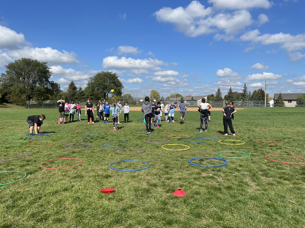 MonahanKim's tweet photo. Hoop Collectors working on throwing and catching a football. #otsegoeagles https://t.co/r6jncfneak