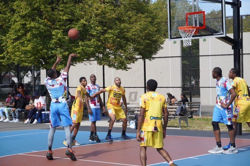 ballin4peace's tweet photo. @Fabienne_Rimpel @KirkBailey17 @GregoryLeone5 @ErickSabater9 @Chairez_Marissa @CrumpTheNerd @Krishe_24 @NYNJAAIT @judy_cavalieri Thank you for coming out to support our community outreach led by @ballin4peace Founder, @Stargrave3, as we keep giving back in Queens!

🗣 @BindaRhonda @QnsBPRichards @NYCParks 

#ballin4peace #queensweek #queens #newyork #giveback https://t.co/je8RxdD5lJ