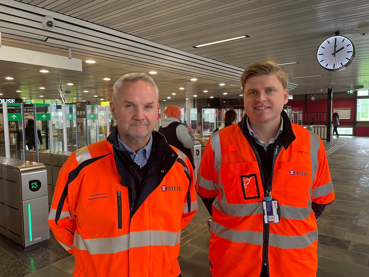 MatsJ_'s tweet photo. Oktober är trygghetsmånad för @SL_AB och för oss på @MTRNordic. Som en del i detta  är vi ute för att prata trygghet, plankning mm med våra resenärer. Idag är jag och Tommy Karström på Älvsjö Station.Bra samtal och positivt att det överlag upplevs som tryggt att resa kollektivt! https://t.co/afBu9juBRm