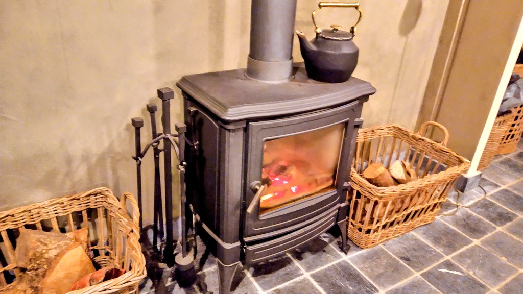 JSJohanPeters's tweet image. Ook gisteren weer warm onthaal bij @Annitavanelst. 
@gerbenheldoorn sprak, voor de tweede- en derdejaars startende leerkrachten, over #oudercontact. 
#werkplaatsleren