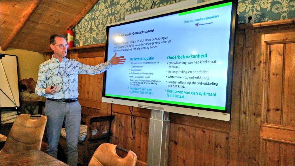 JSJohanPeters's tweet image. Ook gisteren weer warm onthaal bij @Annitavanelst. 
@gerbenheldoorn sprak, voor de tweede- en derdejaars startende leerkrachten, over #oudercontact. 
#werkplaatsleren