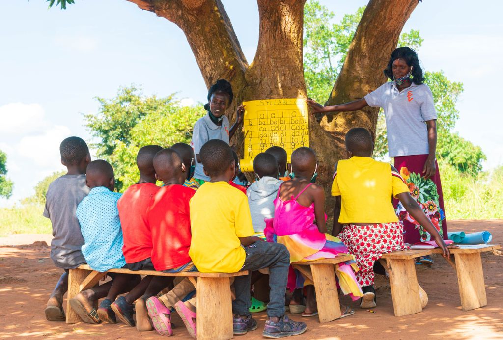 BldgTomorrow's tweet image. It's #WorldTeachersDay! 🍎 Today we celebrate the educators who continue serving children in the midst of unprecedented challenges, especially our CEVs, who prove that anyone — from farmers to shopkeepers — can become #teachers at the heart of #education recovery! #ThankATeacher