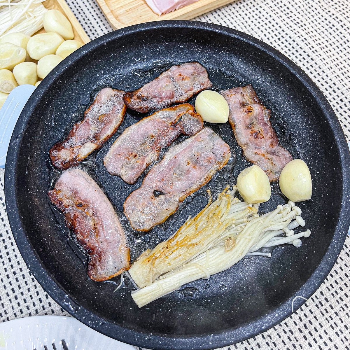 ฉันผู้หิวหมูกะทะคนเดียวได้เสมอ แม่งโคตรมินิเลย ปรับไฟได้ 2 ระดับคือร้อนไวสัส ชอบที่มันไม่ติดกะทะด้วยนะ เอาทิชชู่เช็ด ล้างๆซันไลท์ ตากแห้ง จบ 138 บาททททอย่างถูก