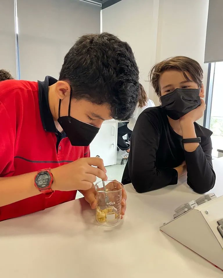 bk_tekirdag's tweet photo. 7.Sınıf Öğrencilerimiz ile Fen Bilimleri dersinde DNA’yı Gözlemlemek deneyini gerçekleştirdik. Muzun DNA’sını inceledik. https://t.co/obiYudu9wD