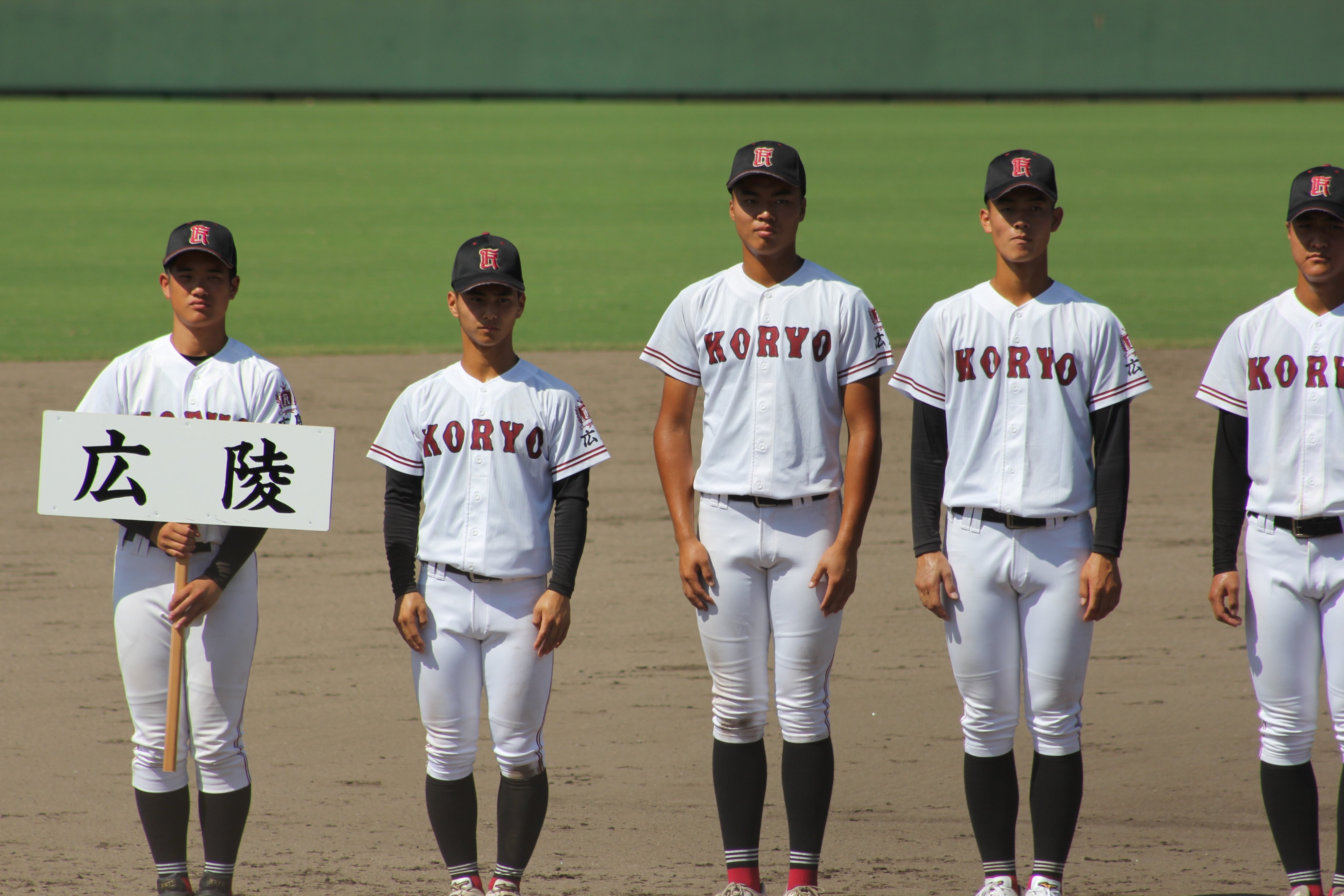 白い」広陵、見参 暑さ対策で新ユニホーム 夏の甲子園 | 毎日