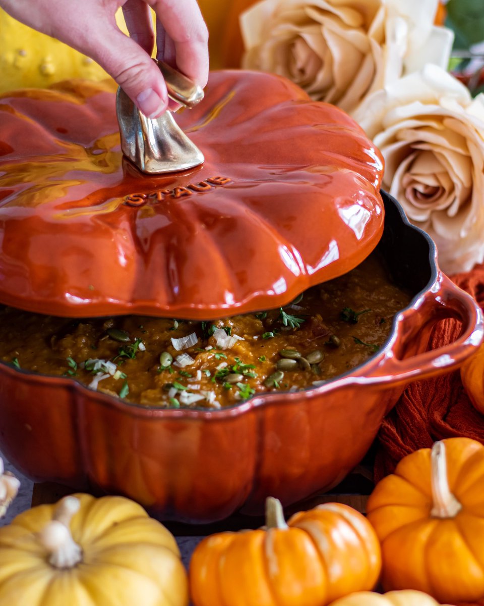 carbsley's tweet photo. tis the season, give a white girl a pumpkin https://t.co/Z2TmotCS9a