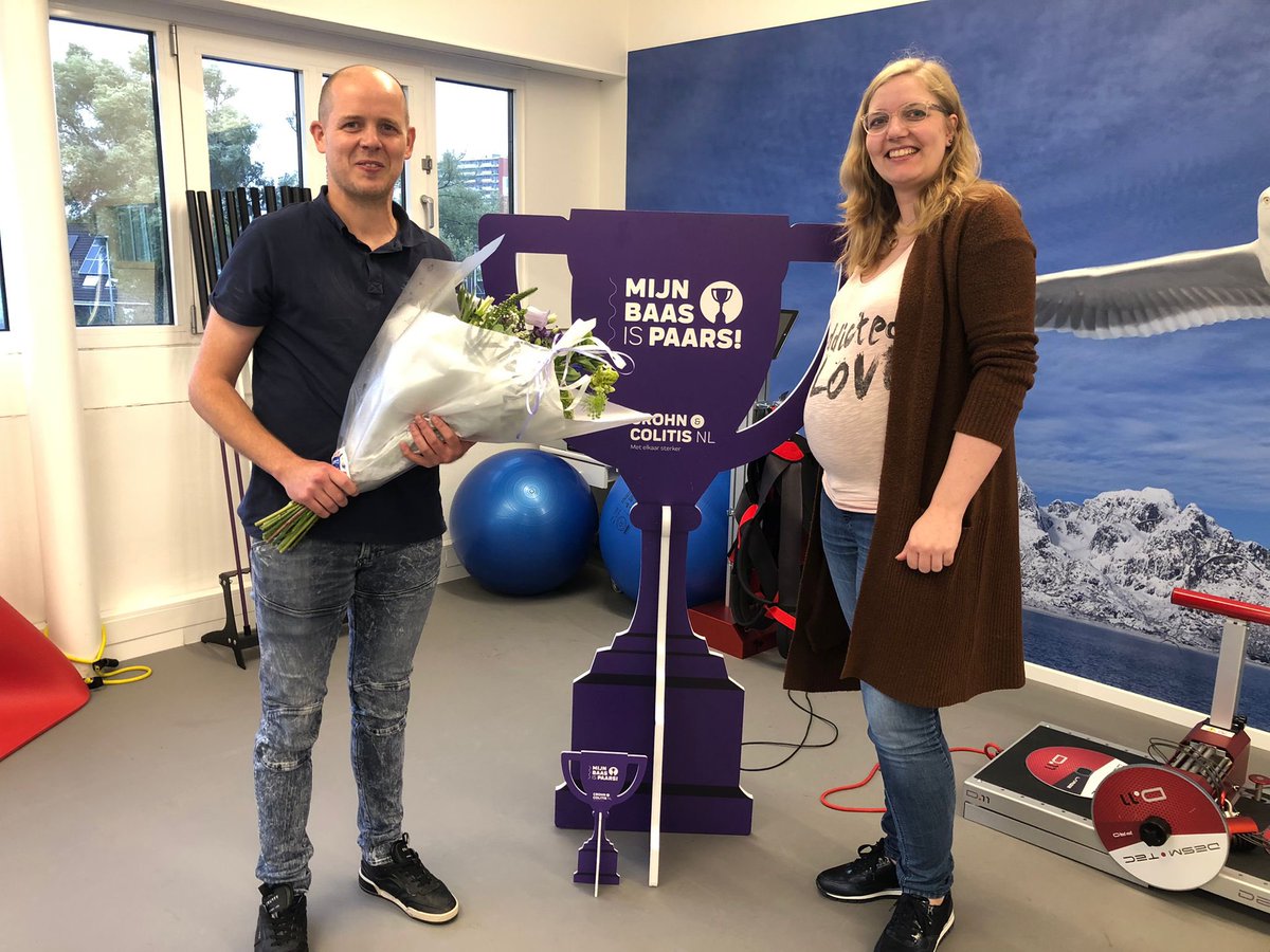 CrohnColitisNL's tweet photo. Lilianne verrast haar baas Steven met de anderhalve meter hoge SUPERtrofee, omdat hij rekening houdt met haar chronische darmziekte. #mijnbaasispaars #ZiektevanCrohn #inclusiviteit #superbaas https://t.co/swyIOxMrTo