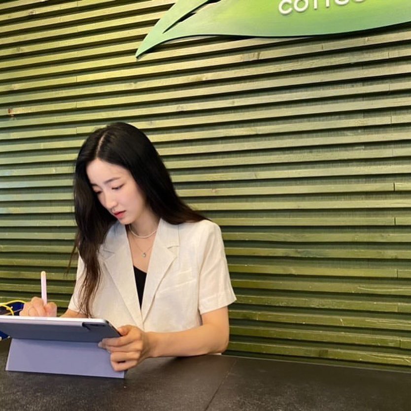 allbyhana1's tweet photo. 학교 인터뷰 촬영했던 날 ☀️ 너무 너무 해가 뜨거워서 녹는 줄 알았는데 여름 잘 살아남았다💦 선물해주신 카메라와 필름들의 결과물은 다음에 올릴게요❤️
https://t.co/jDd0zZ8N6n
#신보라 #shinbora #하나버블 #hana #하나 #ハナ https://t.co/LaAsd7m2jX
