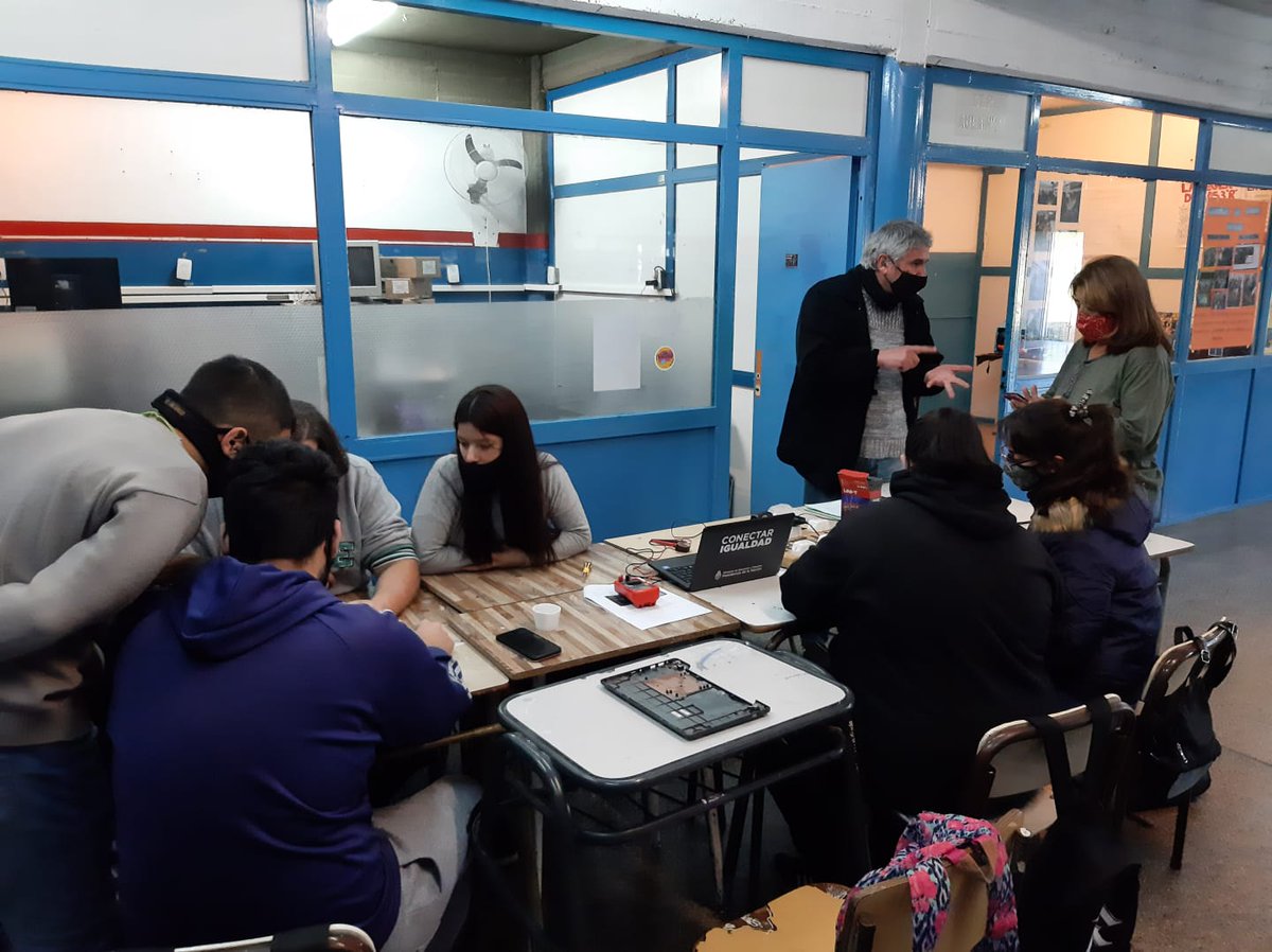 DTE_BA's tweet photo. El equipo territorial de Tecnología Educativa @DTE_Region7 trabajó prácticas formativas con estudiantes de 7° año de la EEST N° 1  de #Hurlingham. Repararon netbooks del Aula Digital Móvil que tenían problemas de batería 💻
@BAeducacion https://t.co/tOiLjhyvee