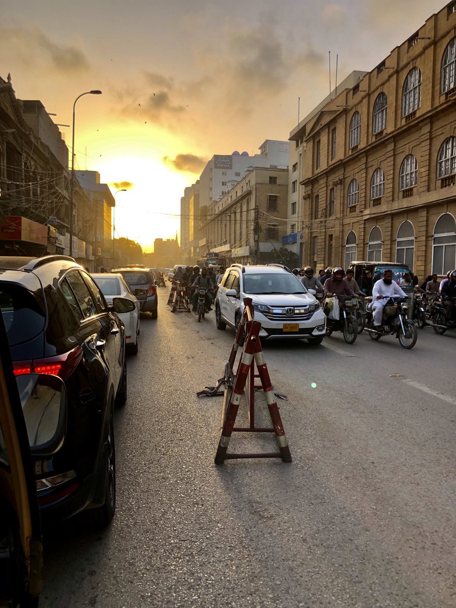 #Pakistan’s #wallstreet #McLeodRoad (now #IIchundrigar road) #Karachi #evening