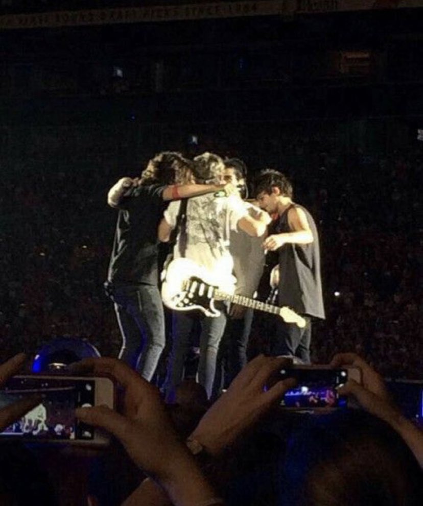brooklynb7by's tweet photo. today 7 years ago was one directions last hug 😊 https://t.co/Bs3zxkw2SN