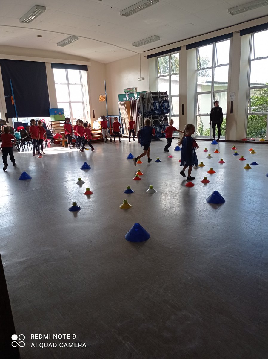 StPetersRCPlymo's tweet photo. The children really enjoy our weekly PE sessions with @plymouthargyle. They are learning lots of skills and values and having fun! Great teamwork too 👍😀 #TeamStPeters #PE #primarystars #pafc https://t.co/yZqgwLBIcd