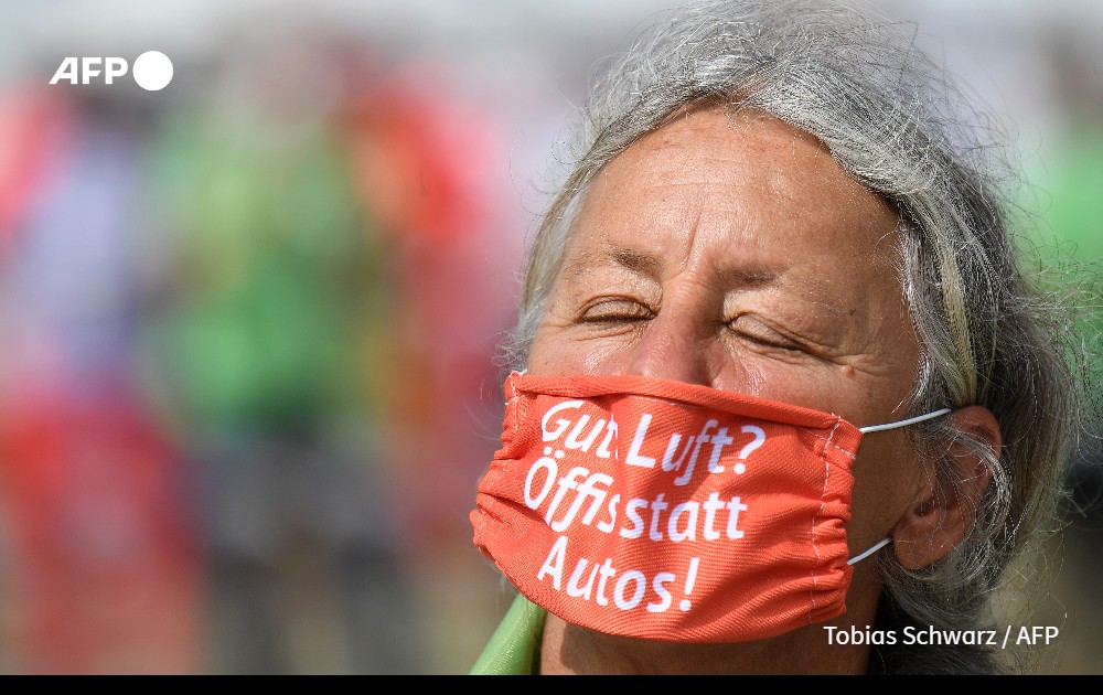AFPespanol's tweet photo. A un mes de la #COP26, los principales dirigentes del planeta multiplican las promesas solemnes sobre su compromiso para enfrentar el calentamiento del planeta, sin una alternativa energética clara y la profunda desconfianza de los países pobres #AFP ➡ https://t.co/iCNsiTlRIy https://t.co/otKdAjXsSU