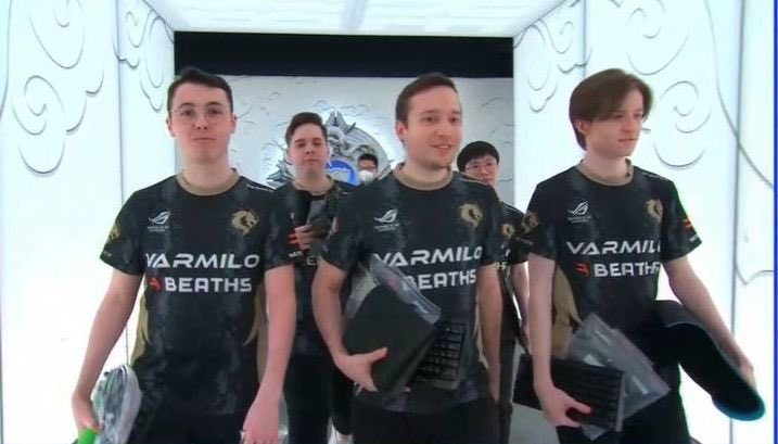 BeathsWorld's tweet photo. Time to play #worlds2021 @pce_gg
#fashionpartner #beaths @lolesports https://t.co/C6bVtw890Z