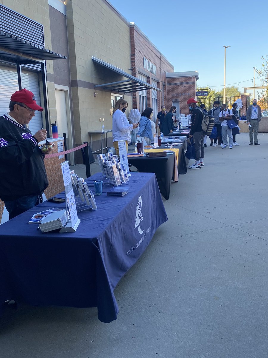 HarmonCCC's tweet photo. College Fair has kicked off! https://t.co/iP4vn8z36I