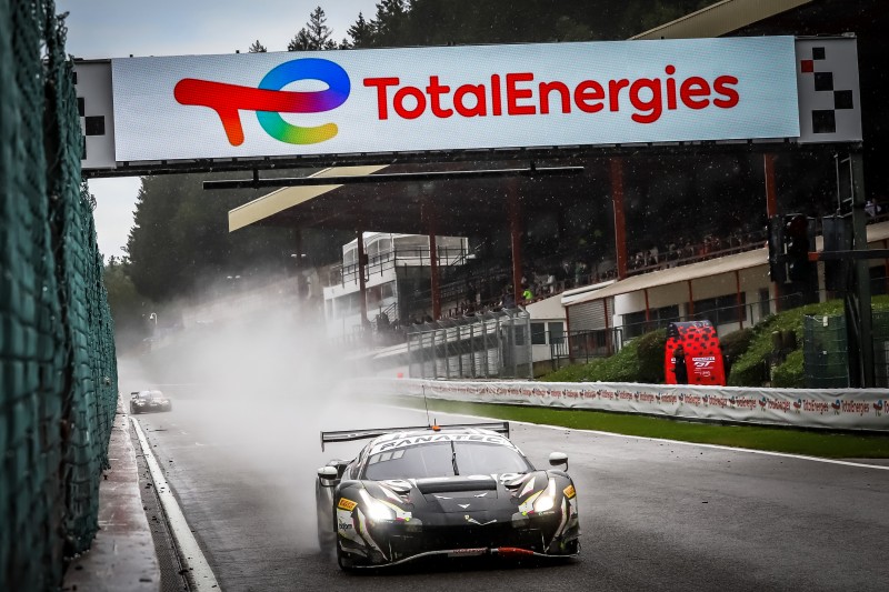 GTWorldChEu's tweet photo. 4️⃣ elite teams will battle for the overall Endurance Cup title this weekend 🏆

🇮🇹 @IronLynx_ 
🇧🇪 @followWRT
🇨🇳 @FFFracingteam
🇫🇷 @AKKAASPTEAM 

Who's your money on? 💰

#GTWorldChEu 🏁 @fanatec https://t.co/vWvn65Qx7i