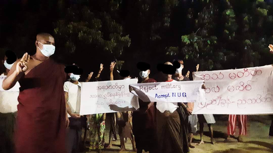 KhantNy28683547's tweet photo. Nightly protest of #PyiGyiTaGun residents from #Mandalay continues without giving up despite ongoing military security tights.

#UnfetteredAccessForAids
#Oct5Coup
#WhatsHappeningInMyanmar https://t.co/ZjFOZw7xHy