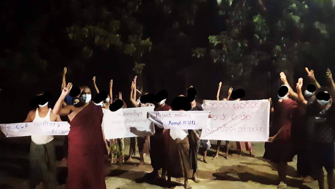 KhantNy28683547's tweet photo. Nightly protest of #PyiGyiTaGun residents from #Mandalay continues without giving up despite ongoing military security tights.

#UnfetteredAccessForAids
#Oct5Coup
#WhatsHappeningInMyanmar https://t.co/ZjFOZw7xHy