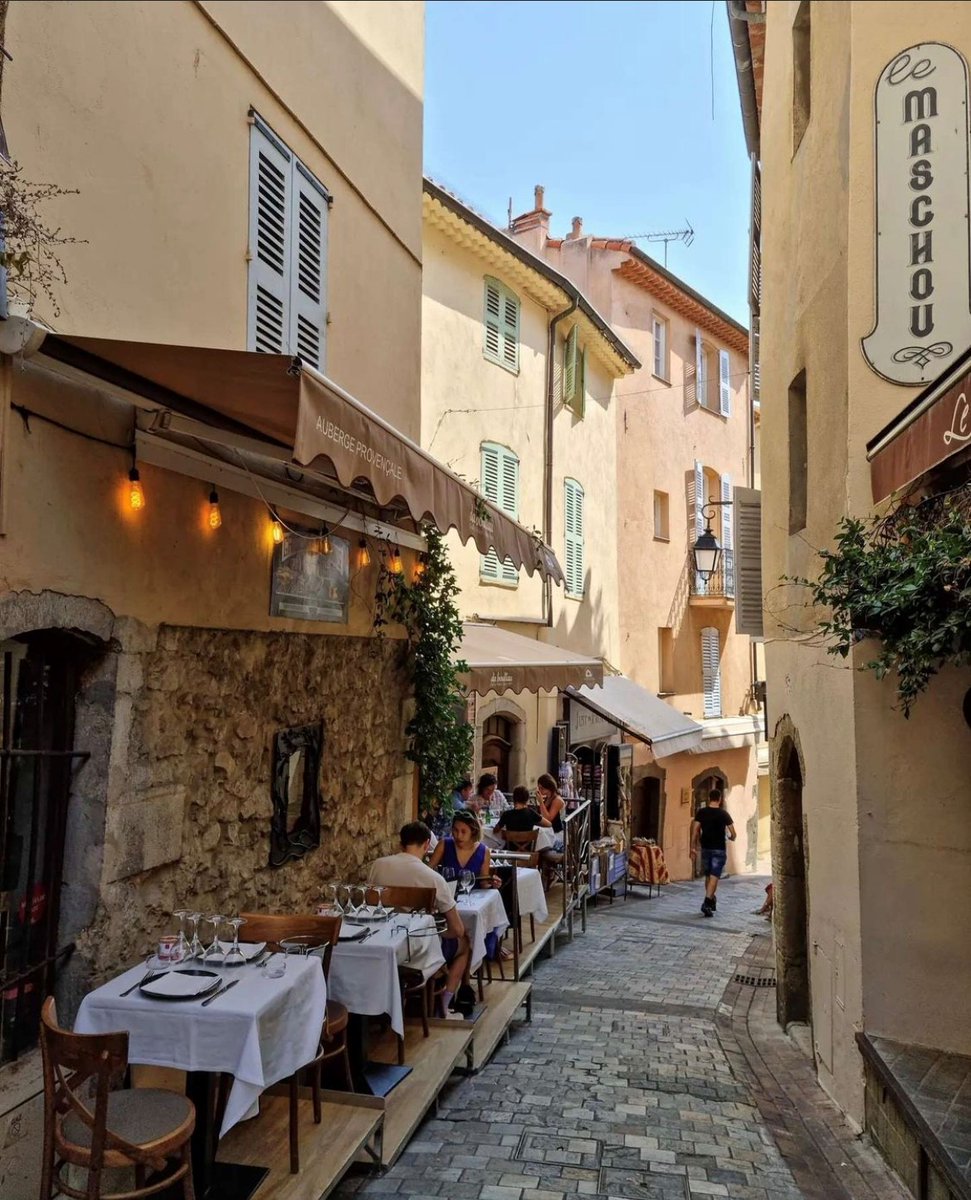 🌸 Dans le cœur historique de #Cannes, ne manquez pas : 🚶 Les ruelles pittoresques 🏛 Le Musée des Explorations du Monde 🍇 Le marché Forville ⛵ Le Vieux Port 🧑‍🍳 Les bonnes tables 🌳 La vue depuis la place de la Castre 📷 alizeephotography_ . lauviaje . salutemilou