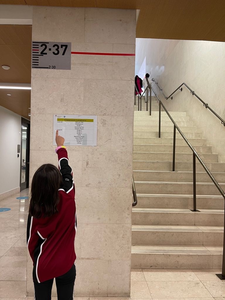 وضع محمد أحمد معلم التربية الفنية بأكاديمية قطر – مشيرب، علامة على جدار ملاصق لبوابة المدرسة، بارتفاع 2.37 متر، ليعكس الإنجاز الذي حققه لاعب الأدعم معتز عيسى برشم في الوثب العالي والروح الرياضية التي أظهرها، لتكون مصدرَ إلهام لطلاب المدرسة.
<a href="/mutazbarshim/">معتز برشم ♕Barshim</a>
#يوم_العالمي_للمعلمين