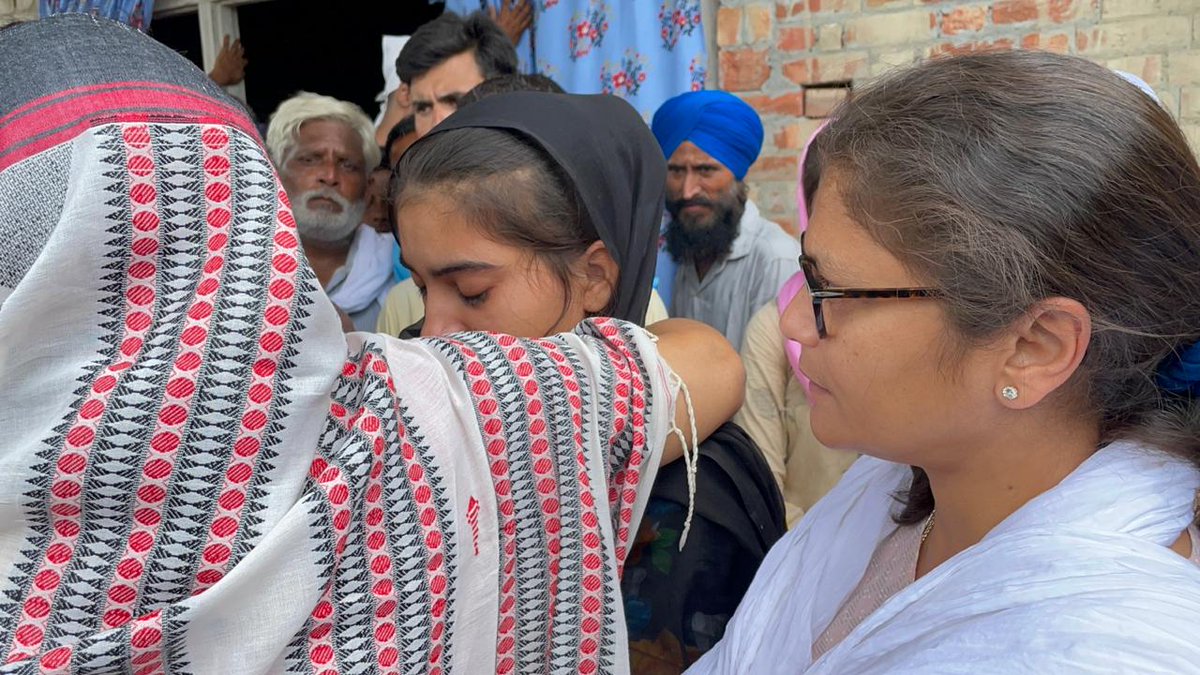 AITC4UP's tweet photo. We are committed to the cause of our #farmers in our country.

Under @MamataOfficial's leadership, we will not leave their side until they get JUSTICE!

Enough atrocities have been committed by the @BJP4UP government, it's about time that Mr. @narendramodi STOPS THIS CRUELTY! https://t.co/3PfXJxHHGl